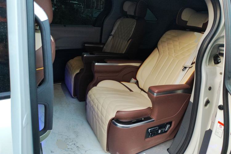 Used Toyota Granvia 2023 2.5L Hybrid Comfort Edition
