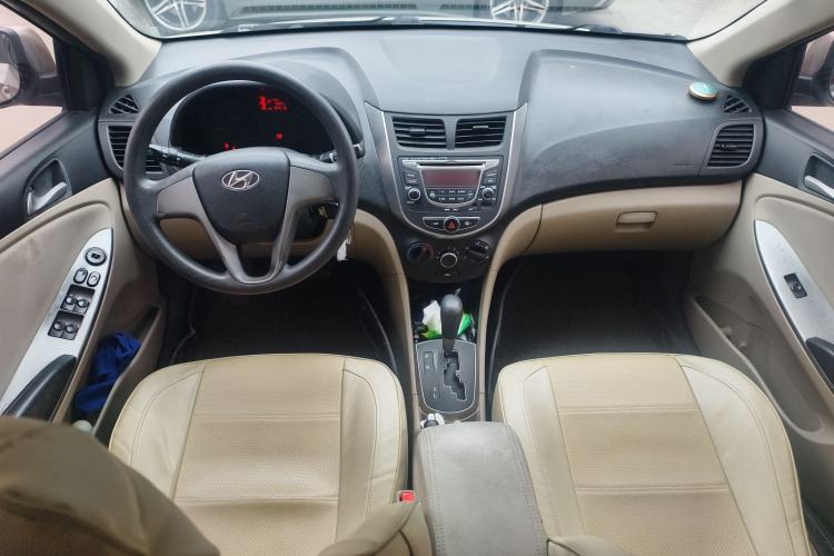 Used Hyundai Verna (older generation) 2014 1.4L Automatic Smart GLS Center Console