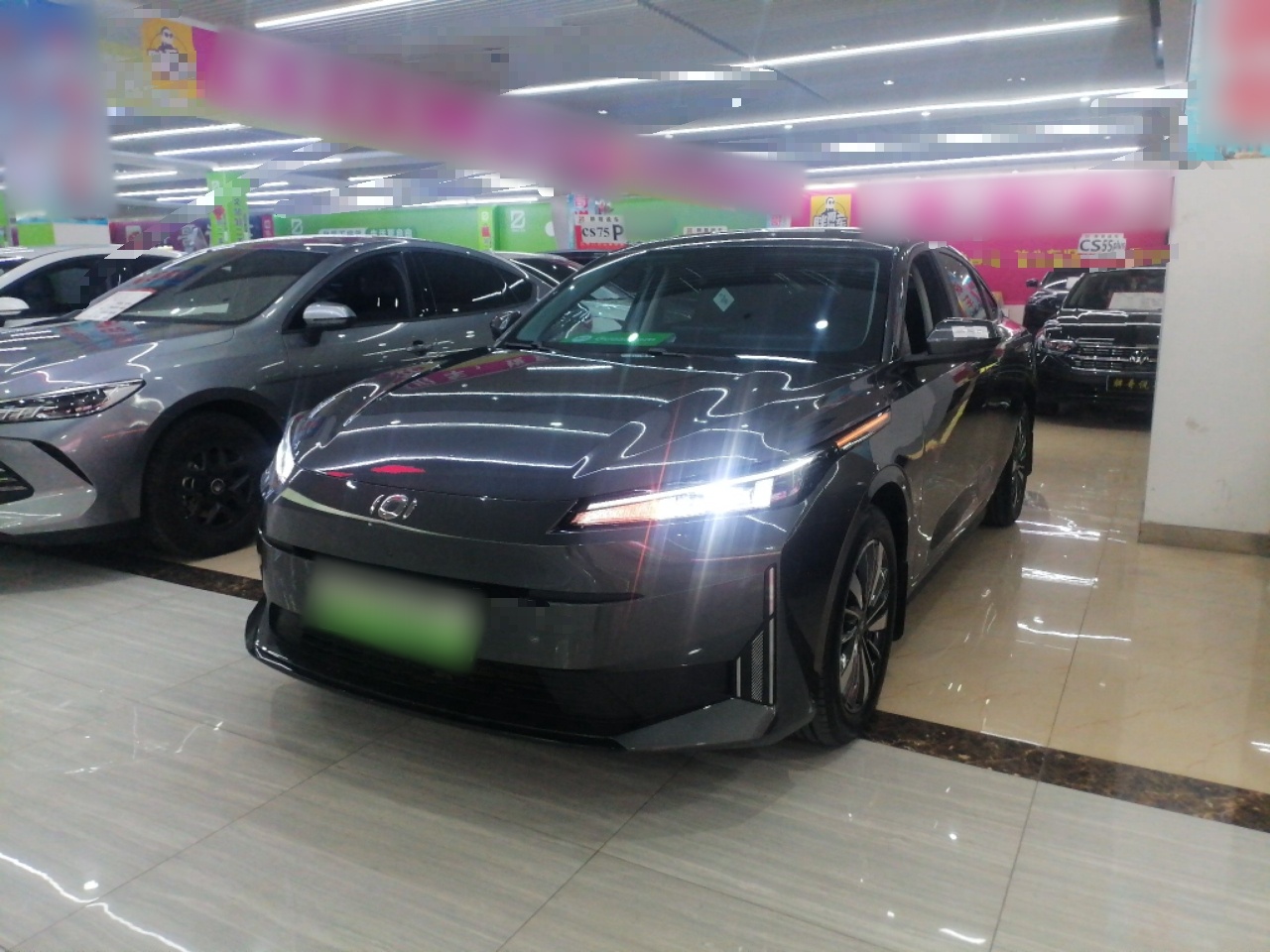 تحت مقدمة السيارة