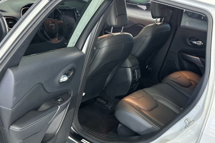 Used Jeep Cherokee 2019 2.0T Two-Wheel Drive Smart Enjoyment Version China VI
