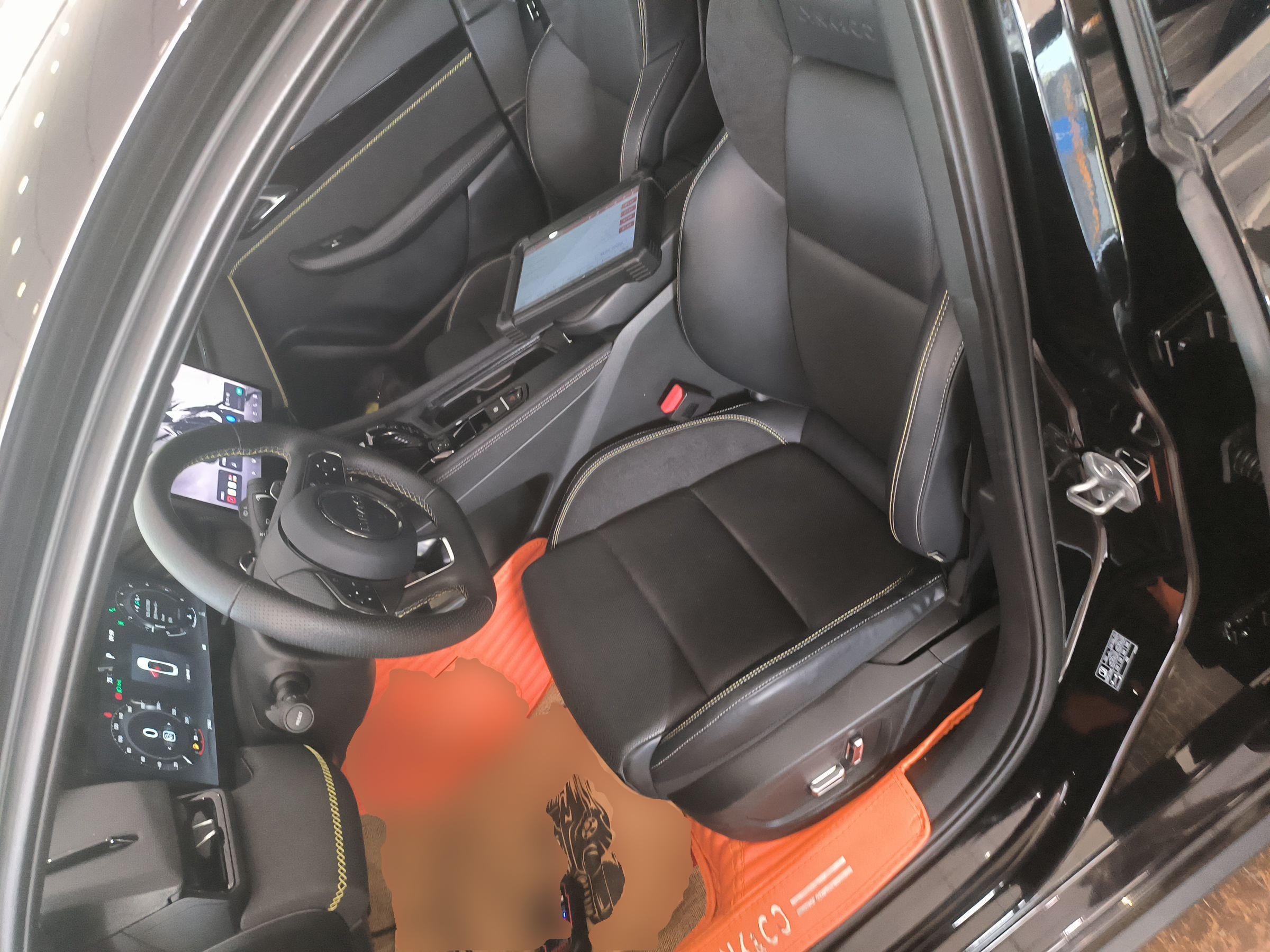 المقاعد الأمامية داخل السيارة