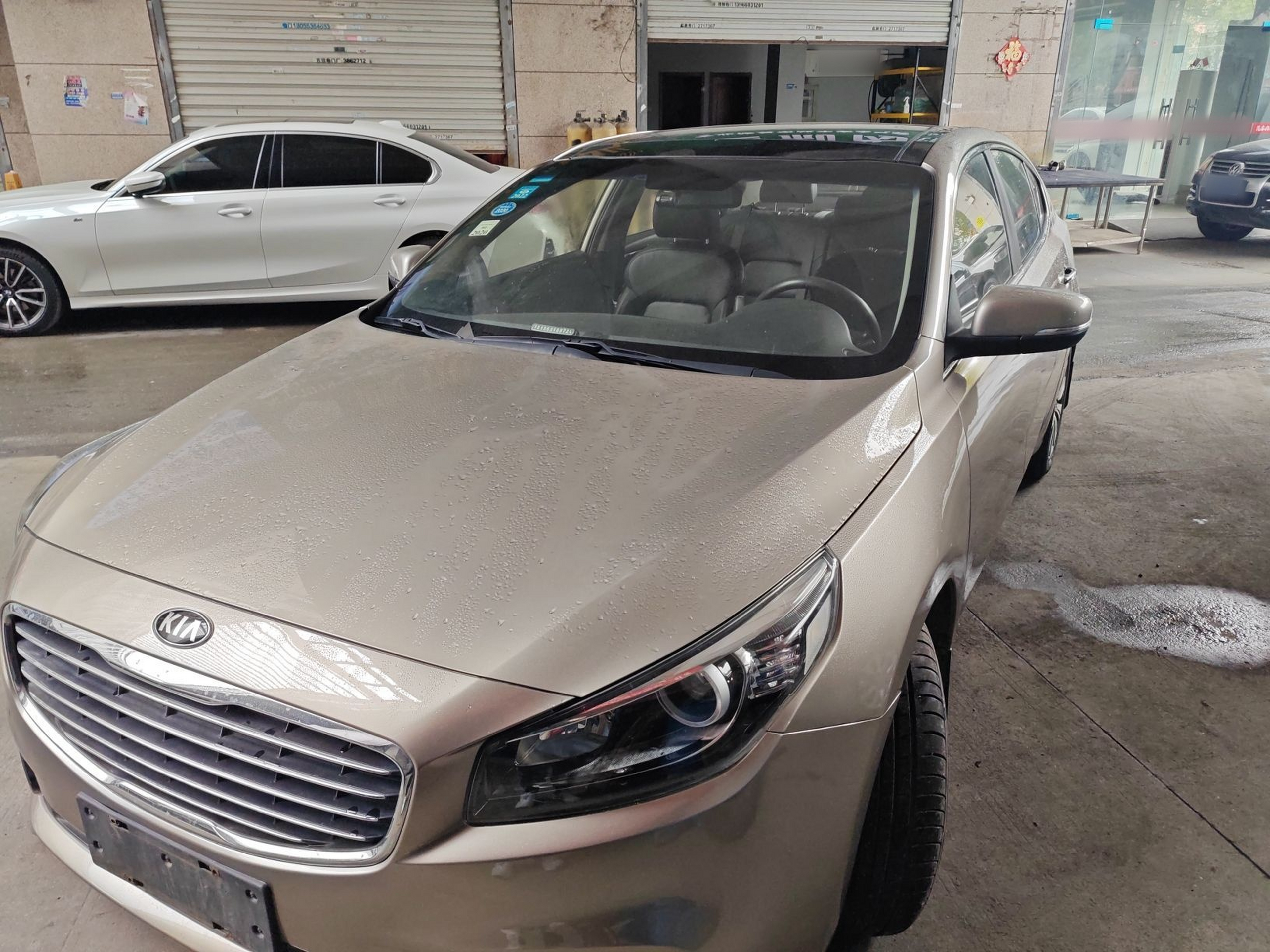 Под передней частью автомобиля
