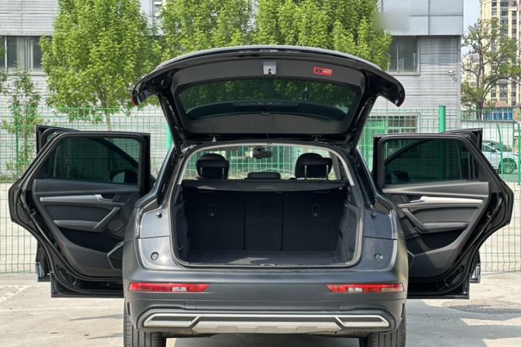 Used Audi Q5L 2022 40T Fashionable and Elegant Model Trunk