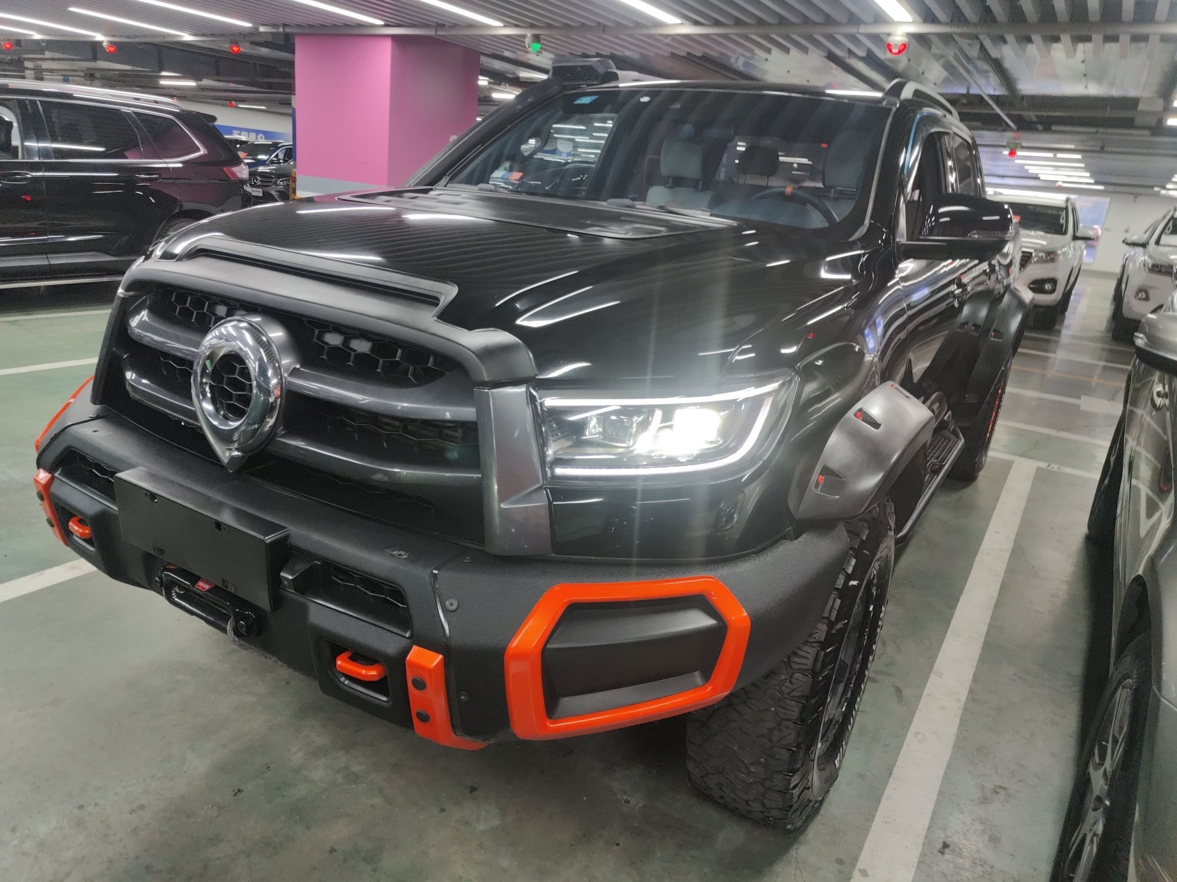 Под передней частью автомобиля