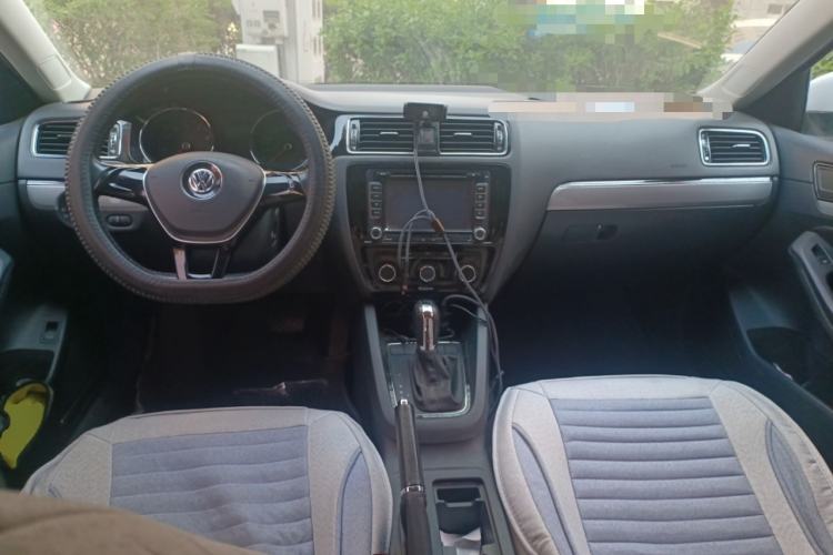 Used Volkswagen Sagitar 2015 1.6L Automatic Comfort Model Center Console