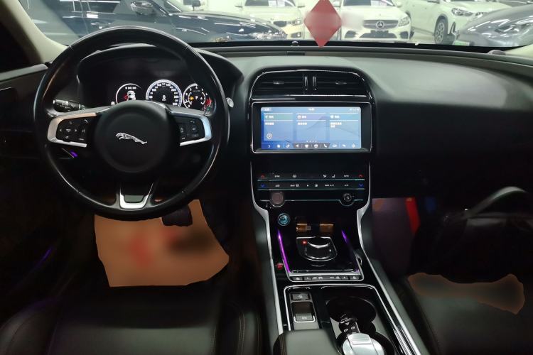 Used Jaguar XEL 2019 2.0T 200 PS Deluxe Edition Center Console