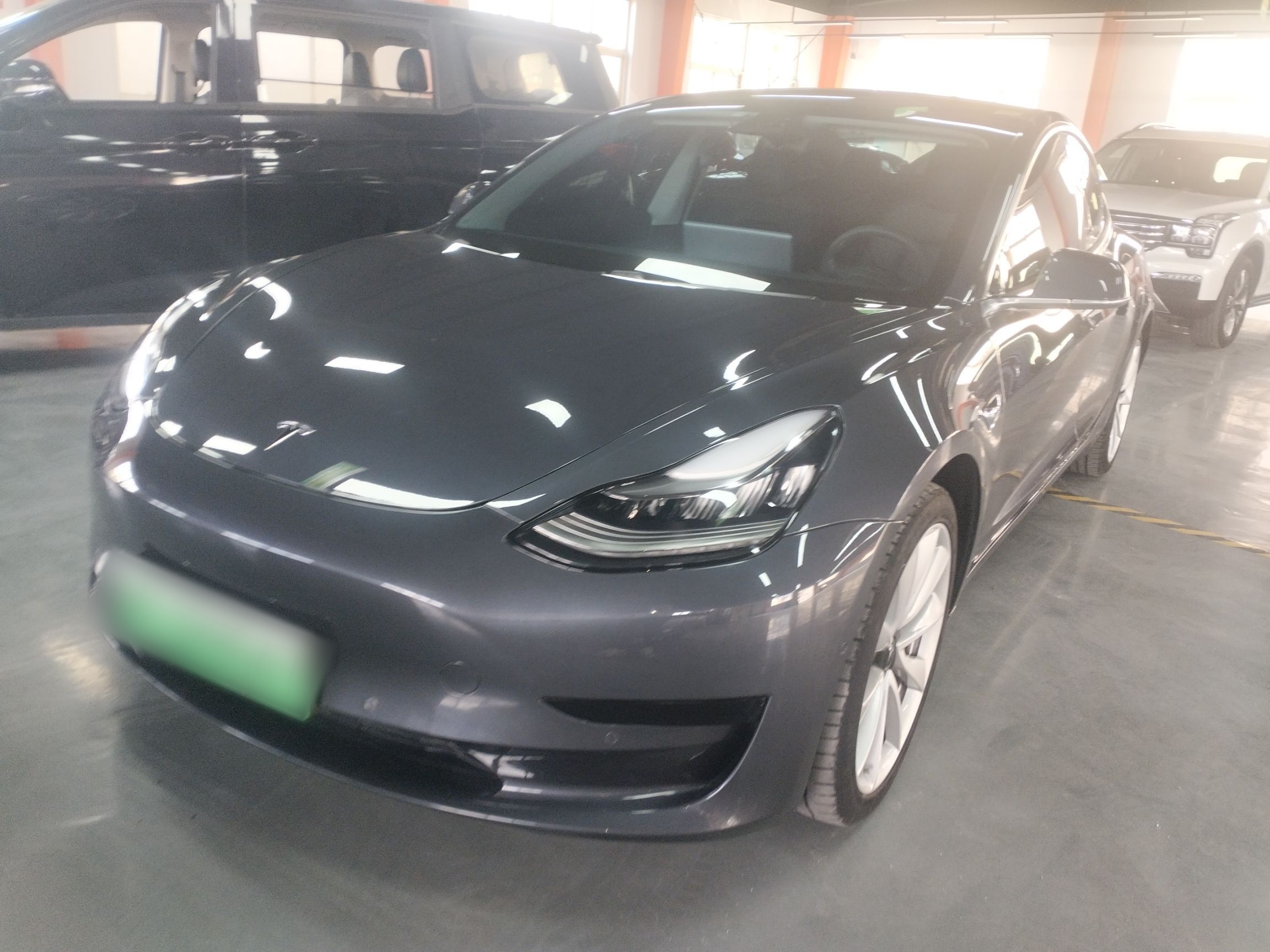 تحت مقدمة السيارة