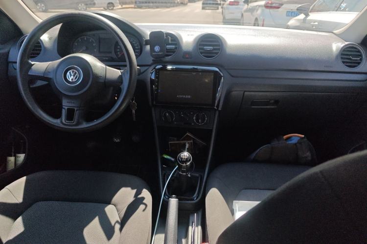 Used Volkswagen Jetta 2015 Zhuihui Edition 1.4L Manual Fashion Model Center Console