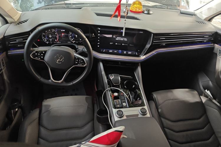 Used Volkswagen Touareg 2021 3.0 TSI Luxury Edition Black Diamond Sport Package Center Console