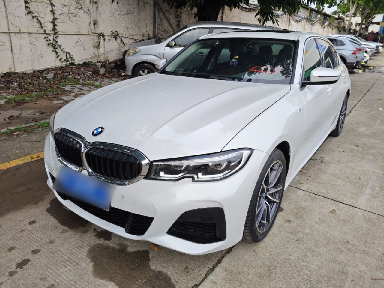 تحت مقدمة السيارة