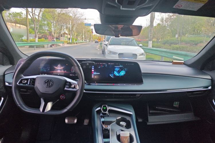 Used MG 7 2023 2.0T Automatic Hunter Luxury Edition Center Console