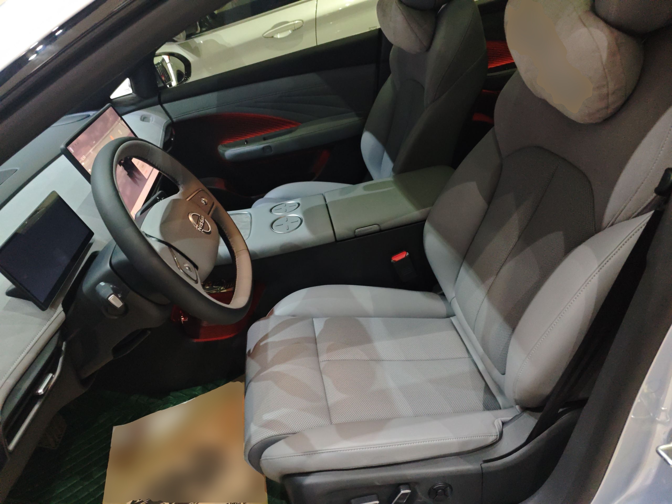 المقاعد الأمامية داخل السيارة