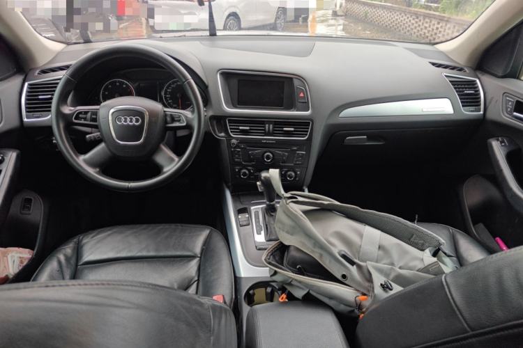 Used Audi Q5 2012 2.0TFSI Technology Model Center Console