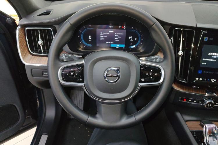 Used Volvo XC60 2024 B5 4x4 Smart Luxury Edition
