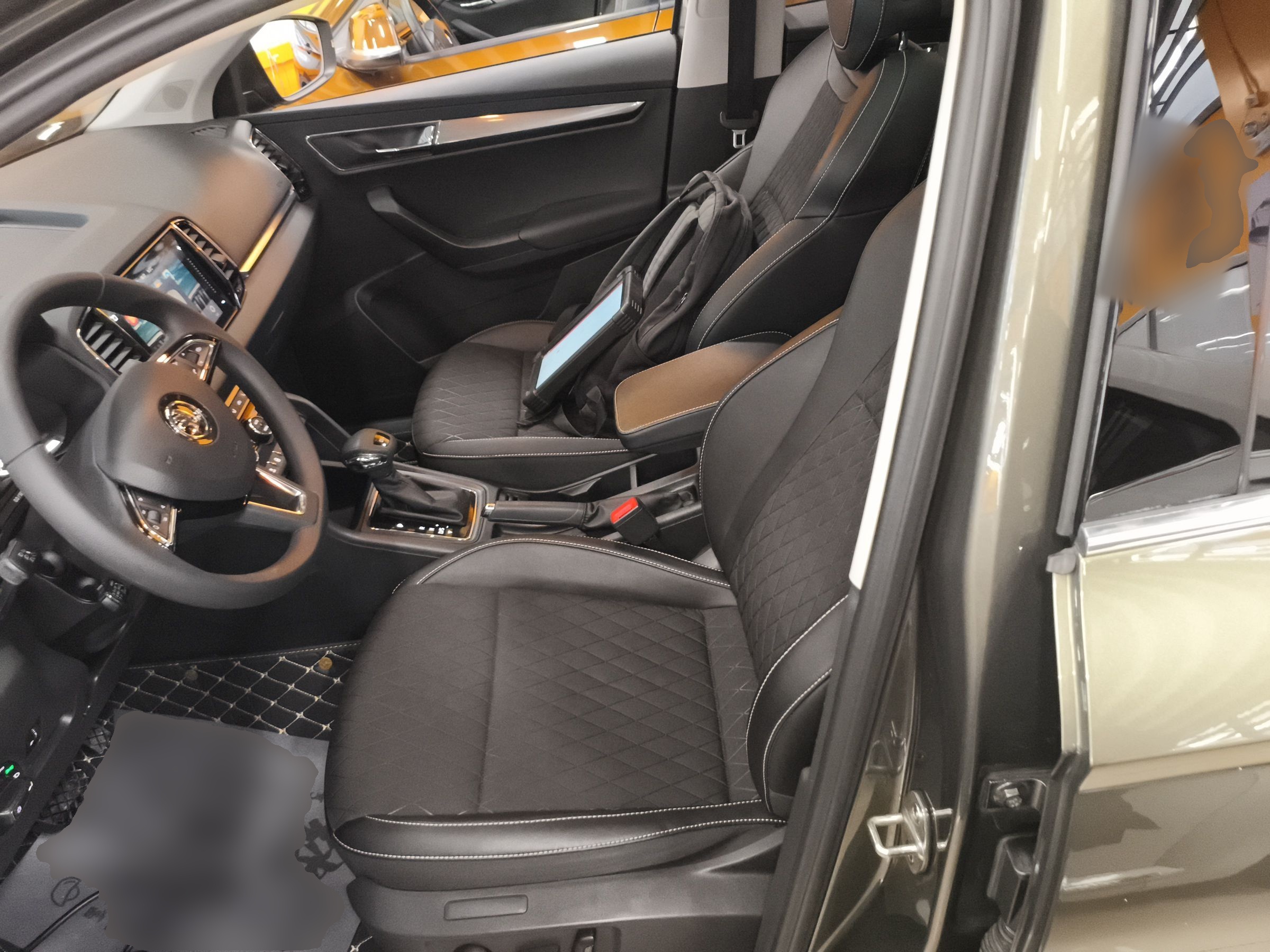 المقاعد الأمامية داخل السيارة