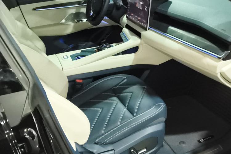 Used Zeekr 001 2023 WE Edition 86 kWh Right Front Seat