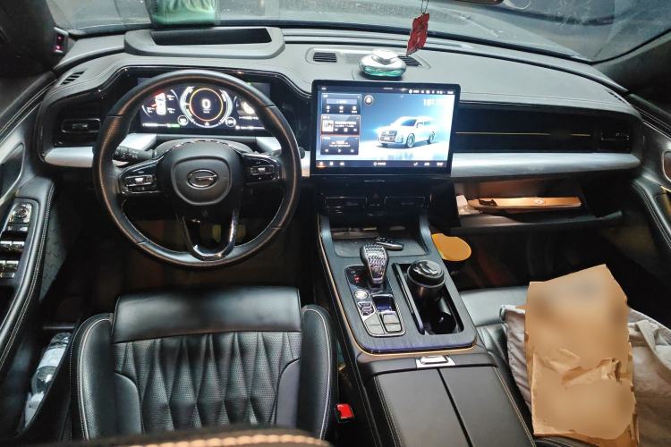 Used GAC Trumpchi GS8 2022 Double-Energy Series 2.0TM Four-Wheel Drive Premium Edition (7 Seats) Center Console