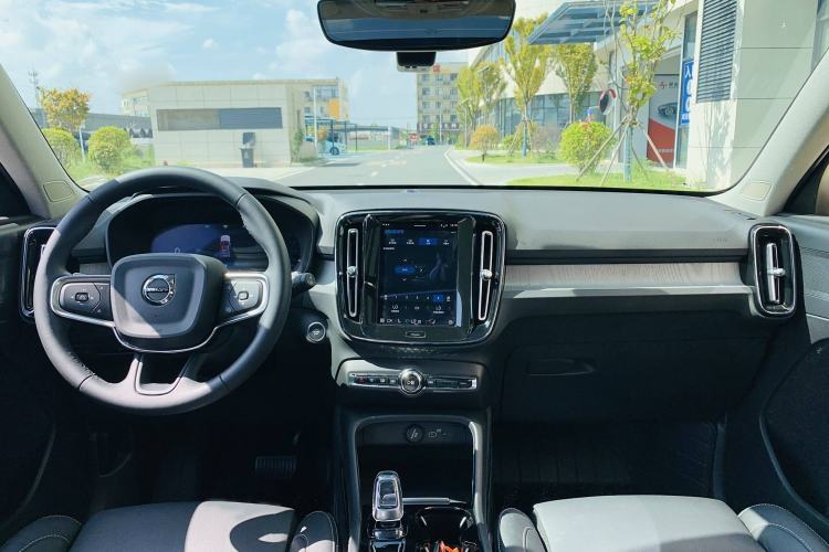 Used Volvo XC40 2024 B4 4x4 Smart Luxury Edition