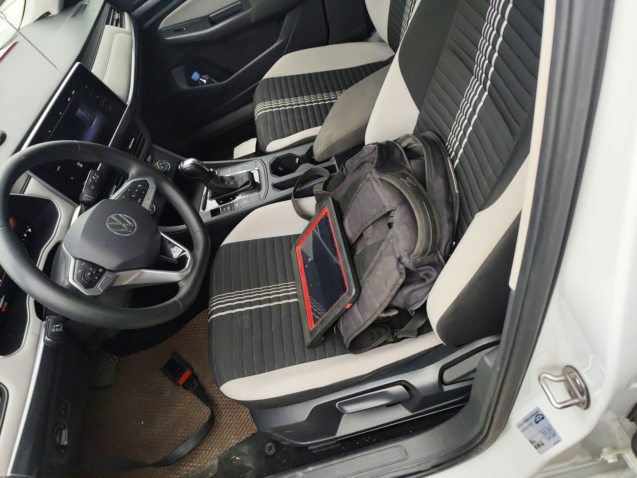 المقاعد الأمامية داخل السيارة