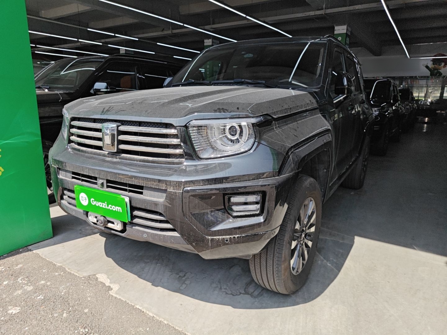 تحت مقدمة السيارة