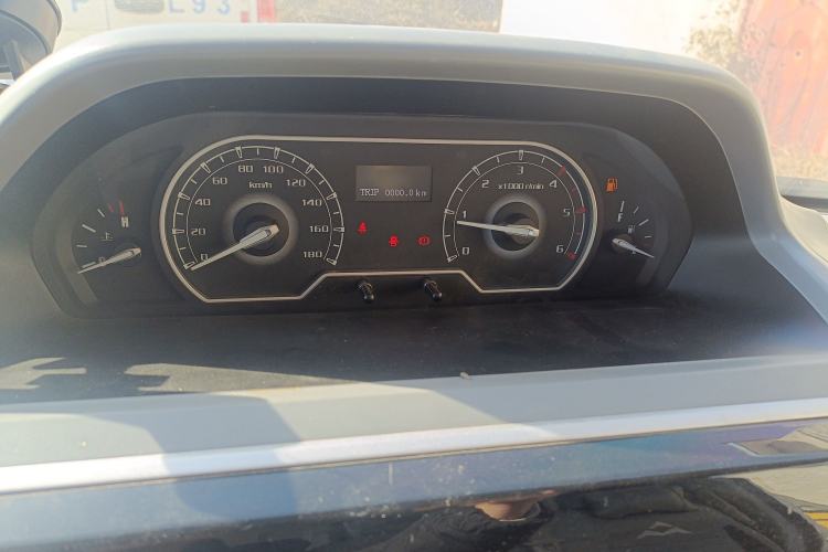 Used SAIC MAXUS Xintu V80 2023 2.0T AMT Classic City Distribution King Short Wheelbase Mid-Roof 3-Seater