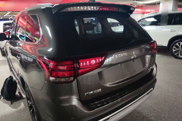 Used Mitsubishi Outlander 2019 2.4L 4x4 Zhi Xiang Edition 7 Seats China V Emission Standard
