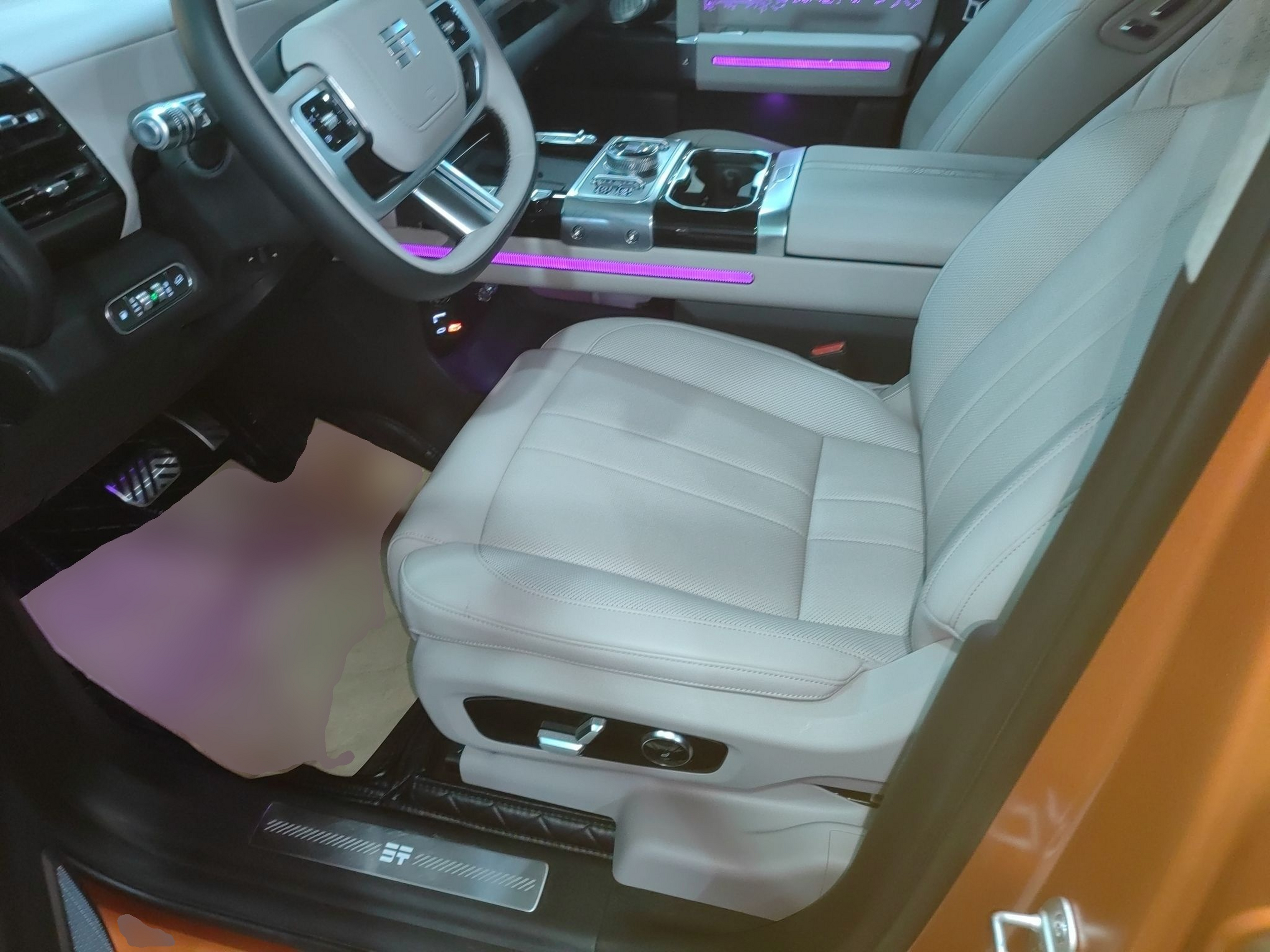 المقاعد الأمامية داخل السيارة