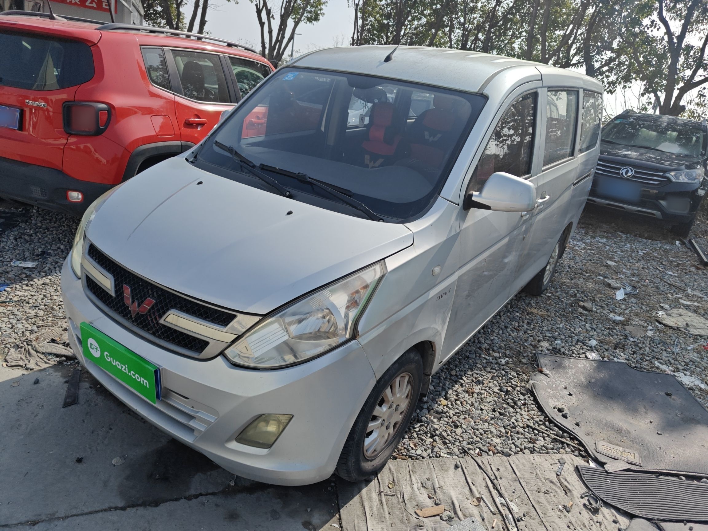 Под передней частью автомобиля