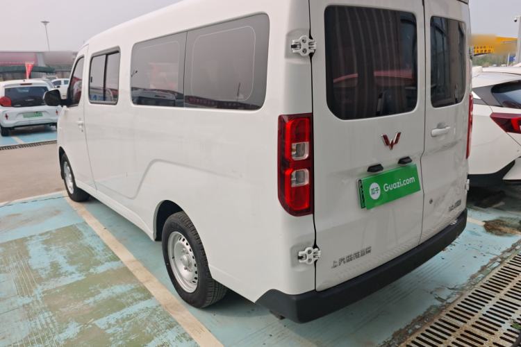 Used Wuling Yangguang 2024 300km Comfort-Grade Passenger Van 60kW