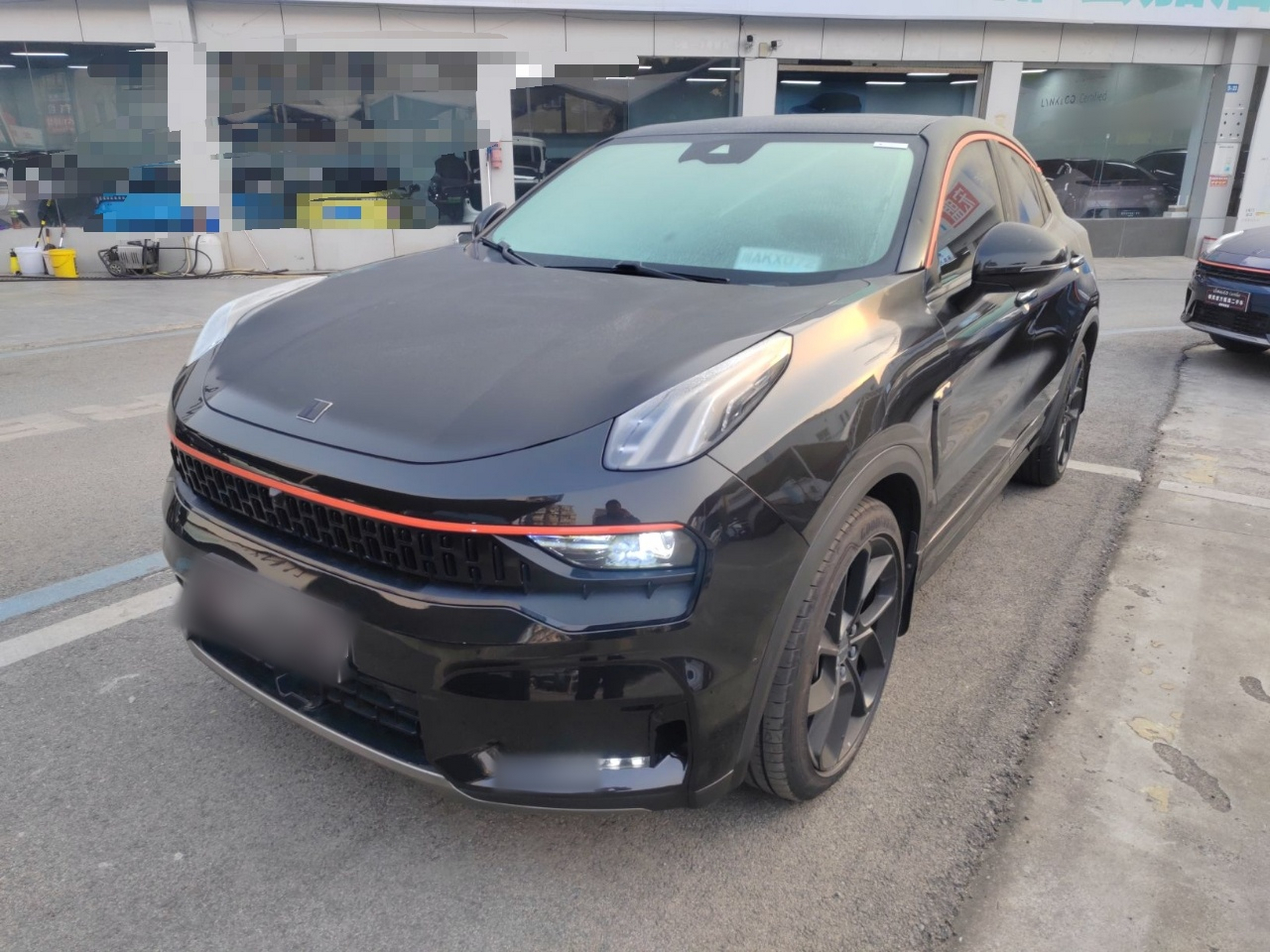 Под передней частью автомобиля