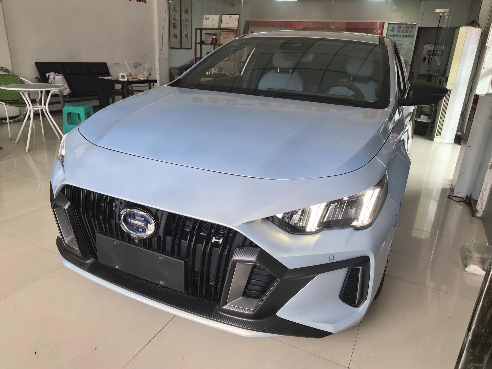 Под передней частью автомобиля