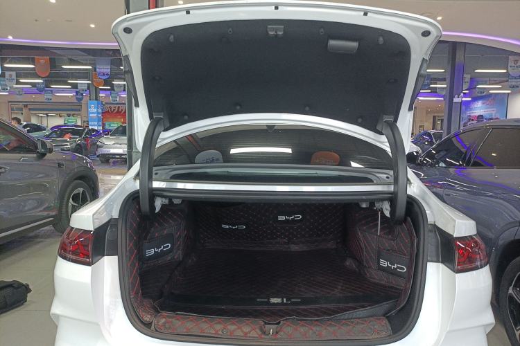 Used BYD Qin L 2025 DM-i Smart Drive 80KM Leading Model Trunk