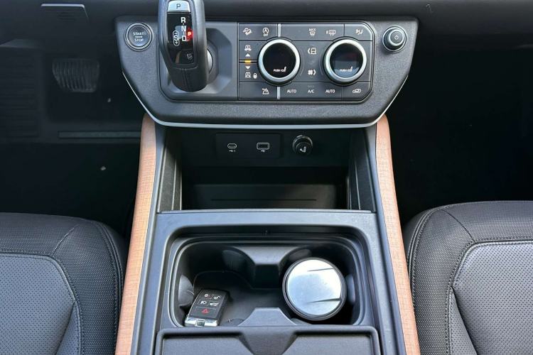 Used Land Rover Defender 2023 Facelift 110 3.0T P400 X-DYNAMIC HSE Interior 5