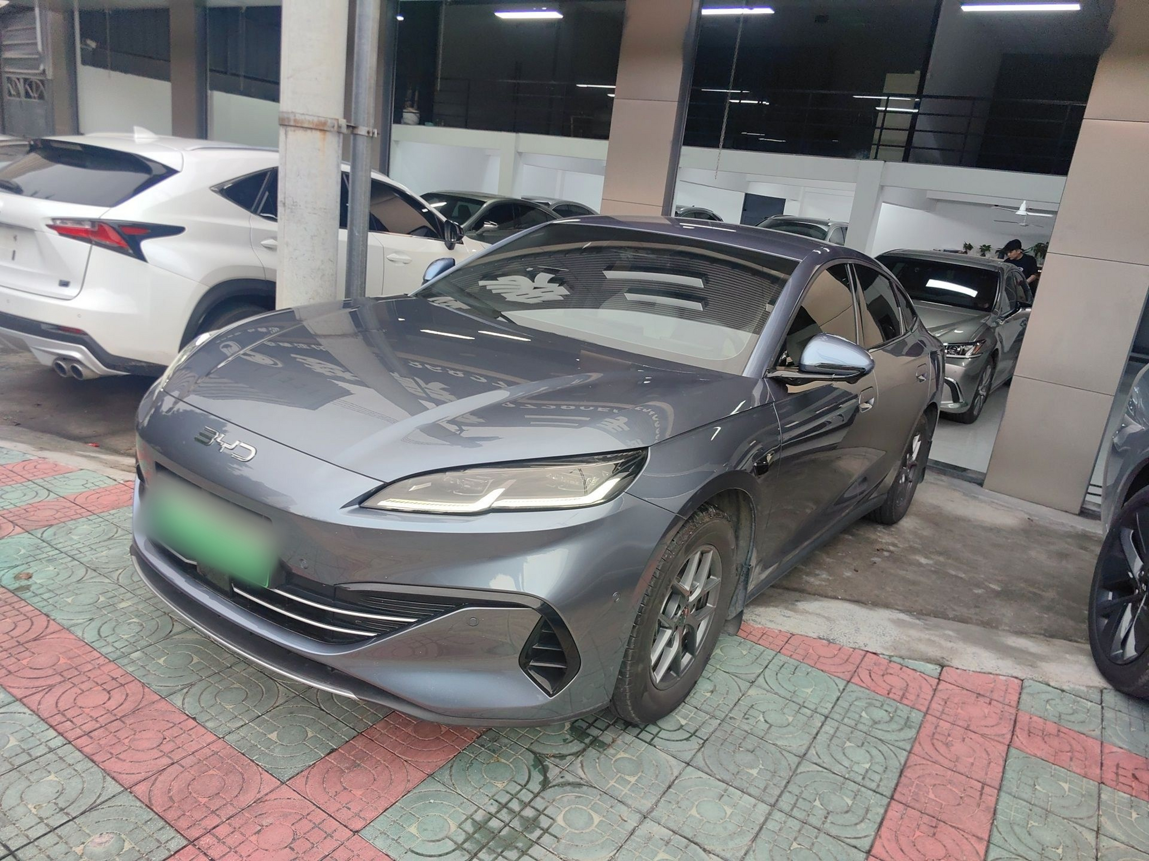 تحت مقدمة السيارة