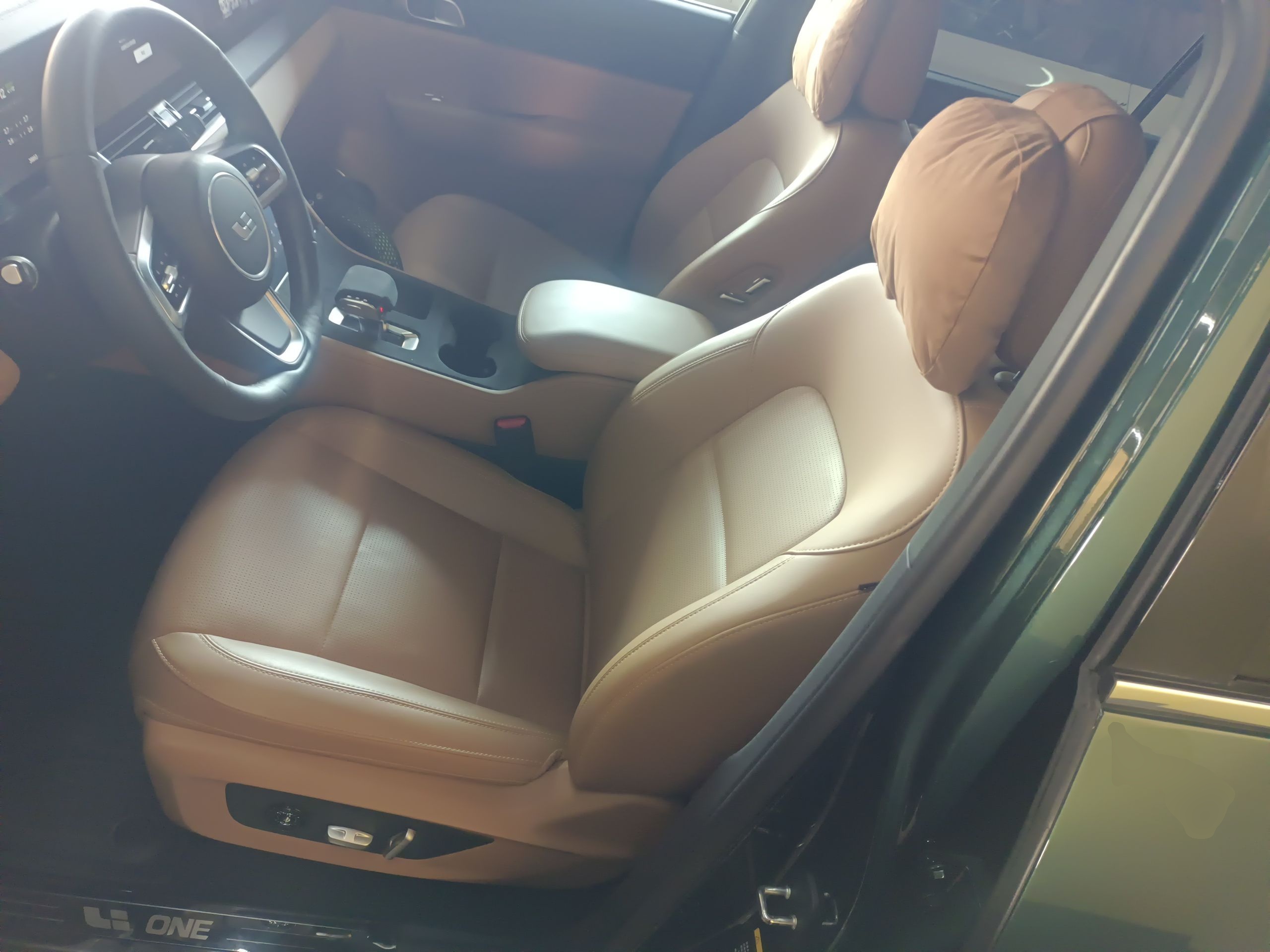 المقاعد الأمامية داخل السيارة