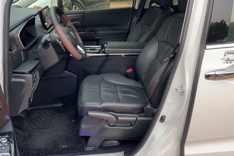 Used Honda Odyssey 2024 2.0L eHEV Sharp & Smart Edition Left Front Seat