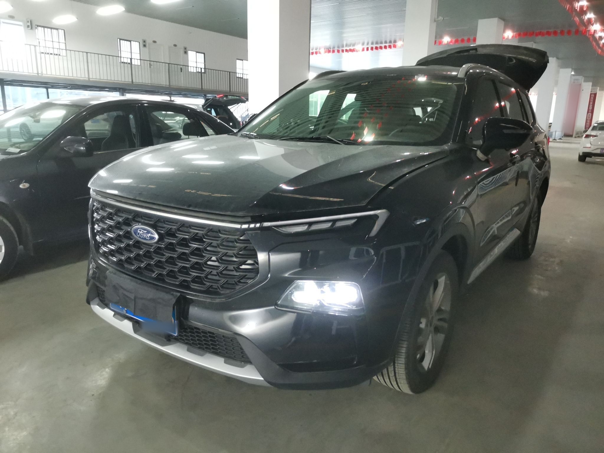 تحت مقدمة السيارة