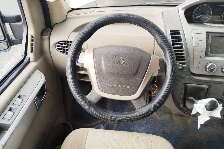 Used SAIC MAXUS Xintu V80 2011 2.5T Short Wheelbase Mid-Roof Yunjie Edition
