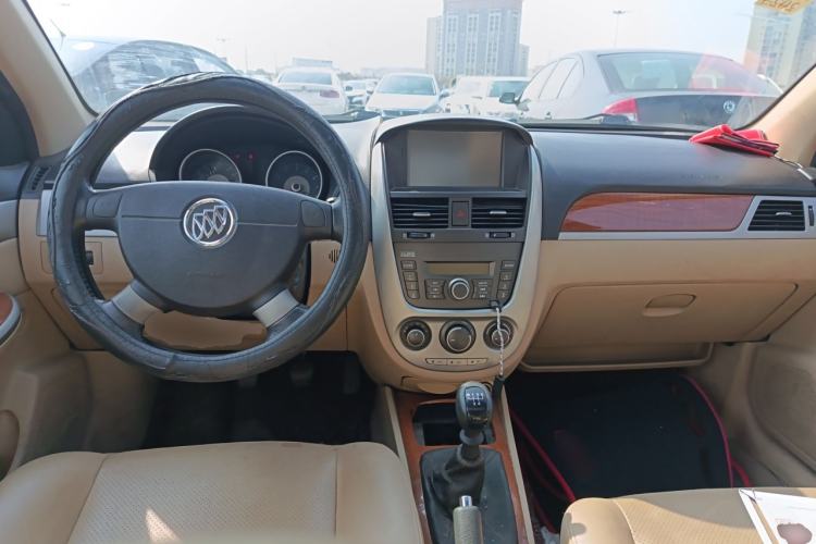 Used Buick Excelle 2013 1.5L Manual Luxury Model Center Console
