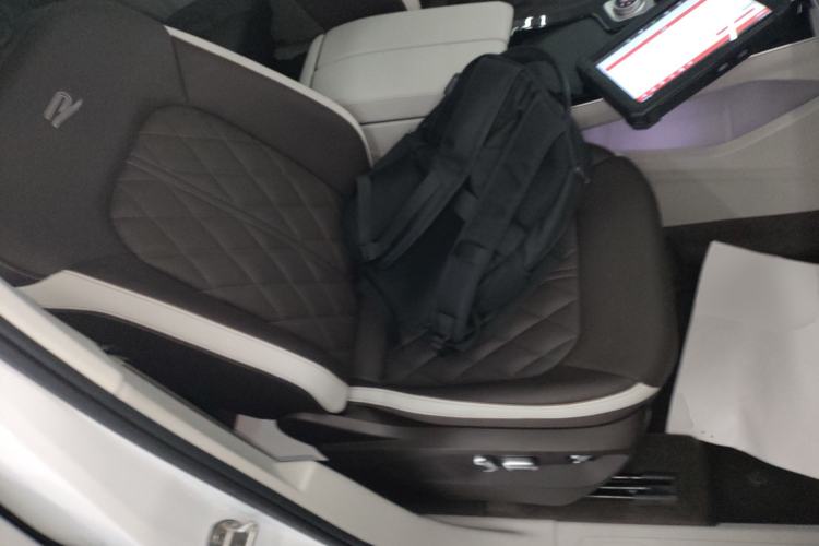 Used Volkswagen Tavendor 2024 380TSI All-Wheel-Drive R-Line Cruise Premium Edition Right Front Seat