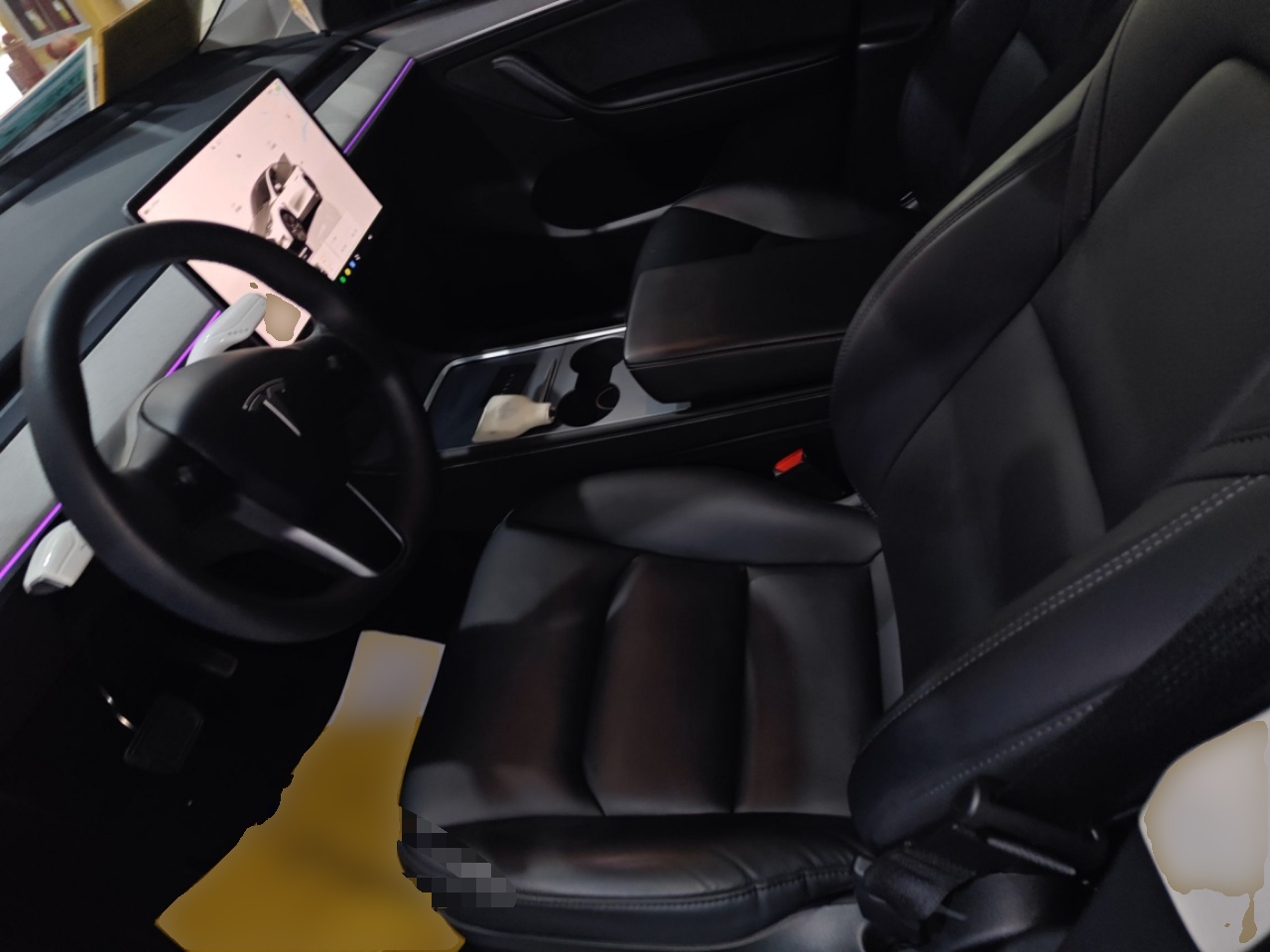 المقاعد الأمامية داخل السيارة