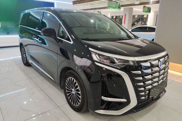 Used Denza D9 2024 DM-i 1050 Luxury Model Front Right 45 Deg