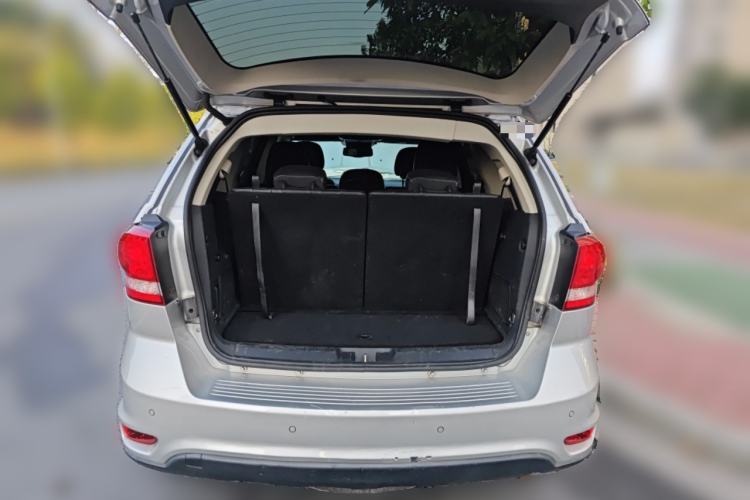 Used Dodge Journey 2013 2.4L Two-Wheel Drive Luxury Version Trunk