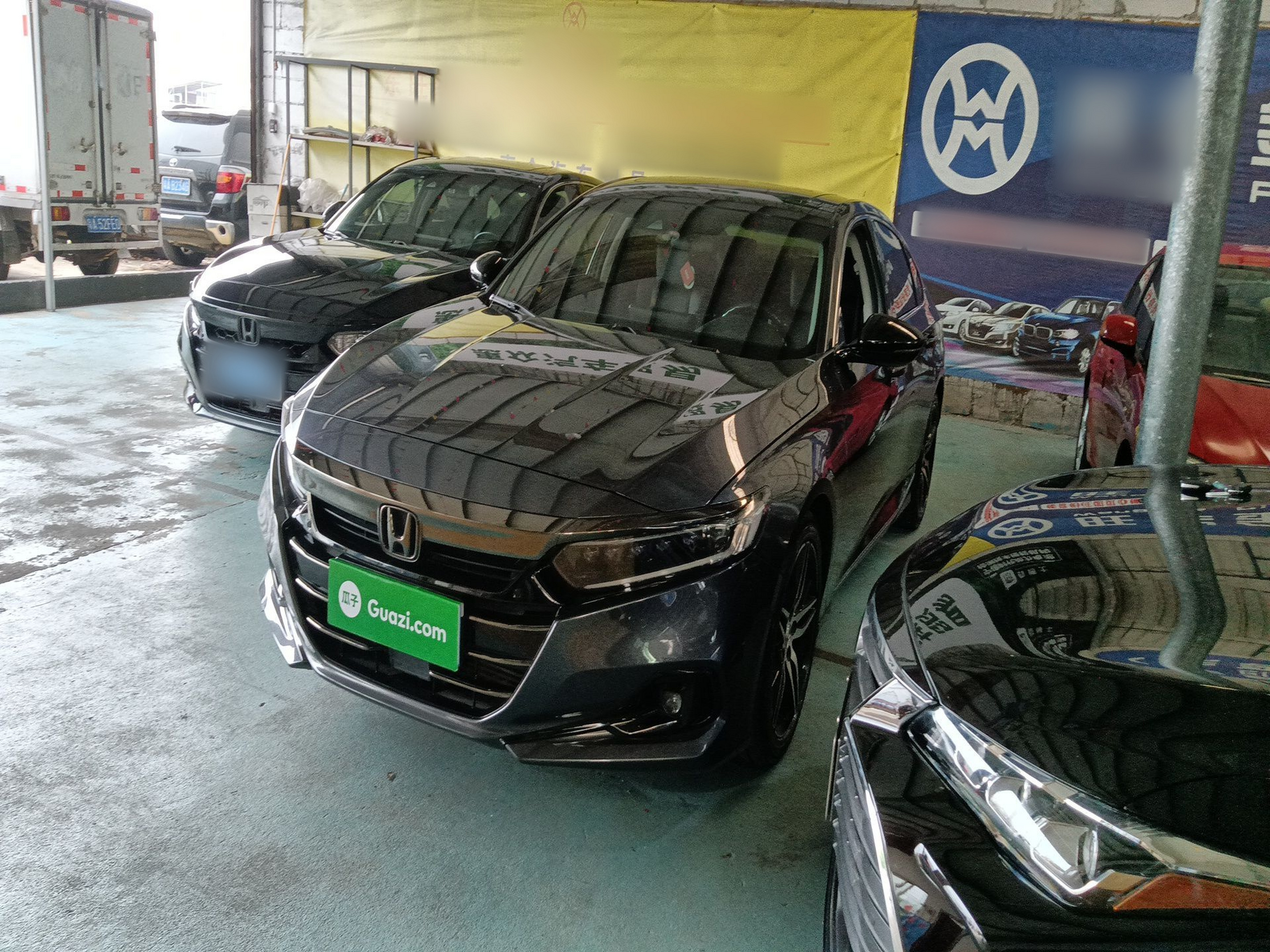 تحت مقدمة السيارة