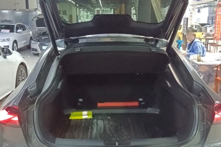 Used CHANGAN UNI-V 2025 1.5T 500Bar High-Energy Version Trunk