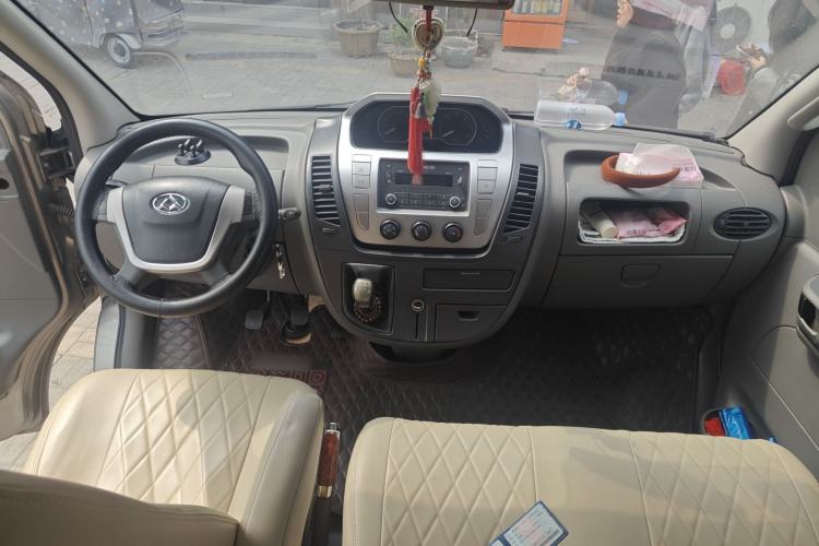 Used SAIC MAXUS Xintu V80 2016 2.5T Manual Aoyuntong National IV Short Wheelbase Mid-Roof 6-Seater Center Console