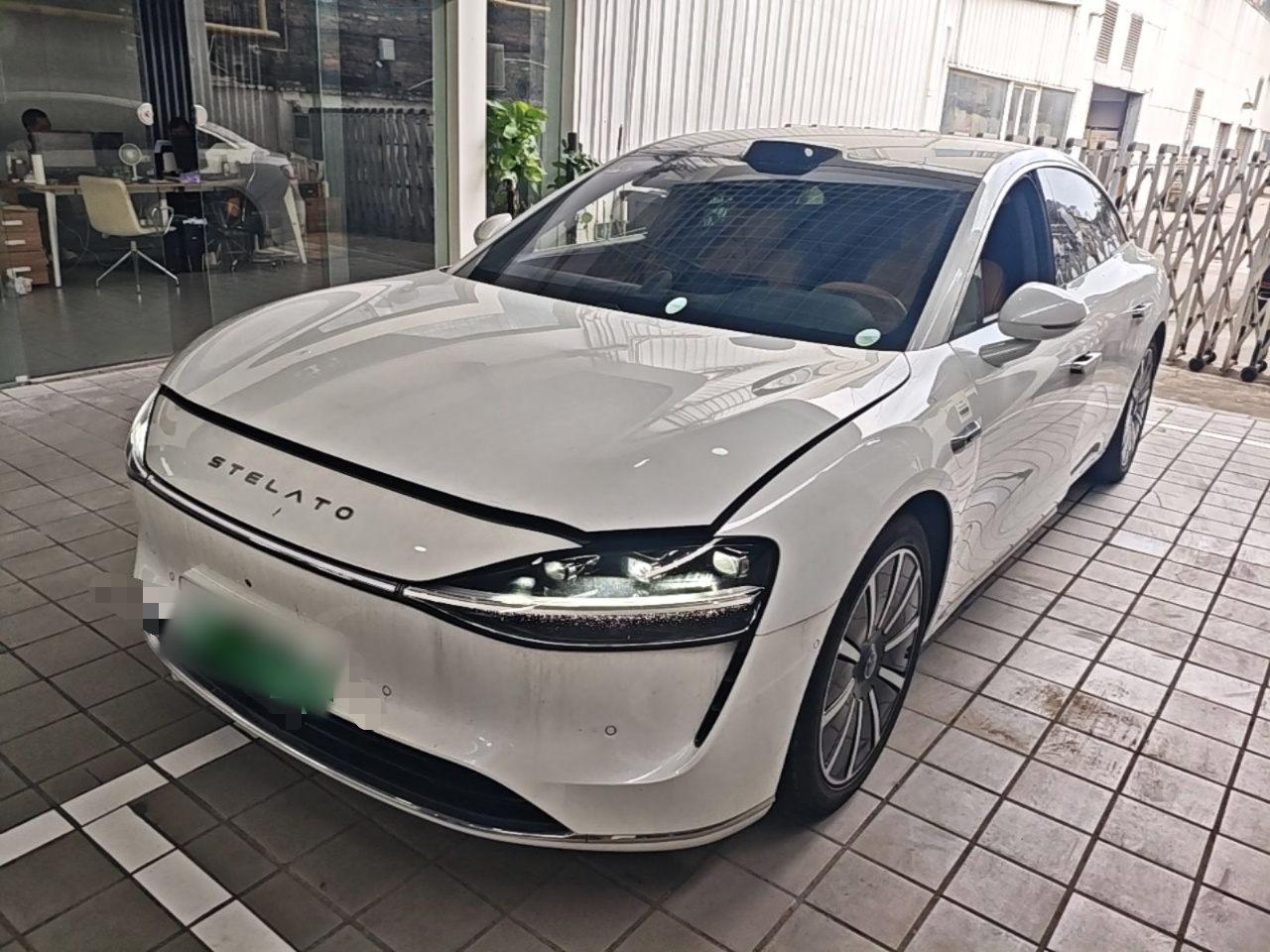 Под передней частью автомобиля