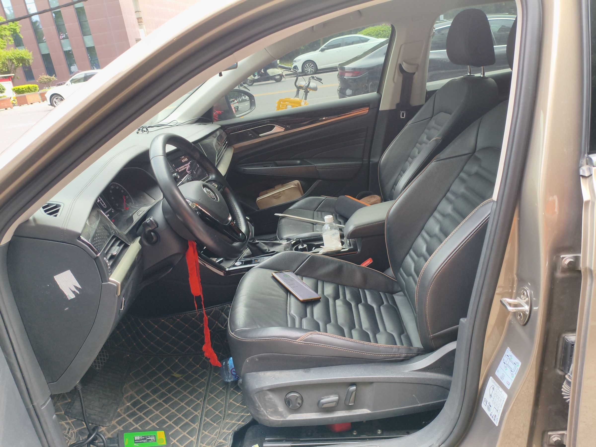 Переднее сиденье в автомобиле