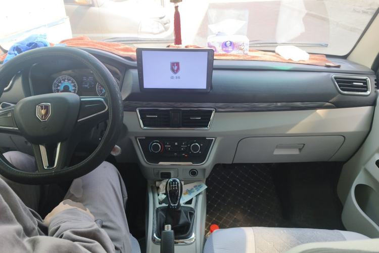 Used Jinbei Hiace X30 2024 1.5L Wealthy-Style Passenger Van 5/6/7 Seater with Front-Mounted Air Conditioning Center Console