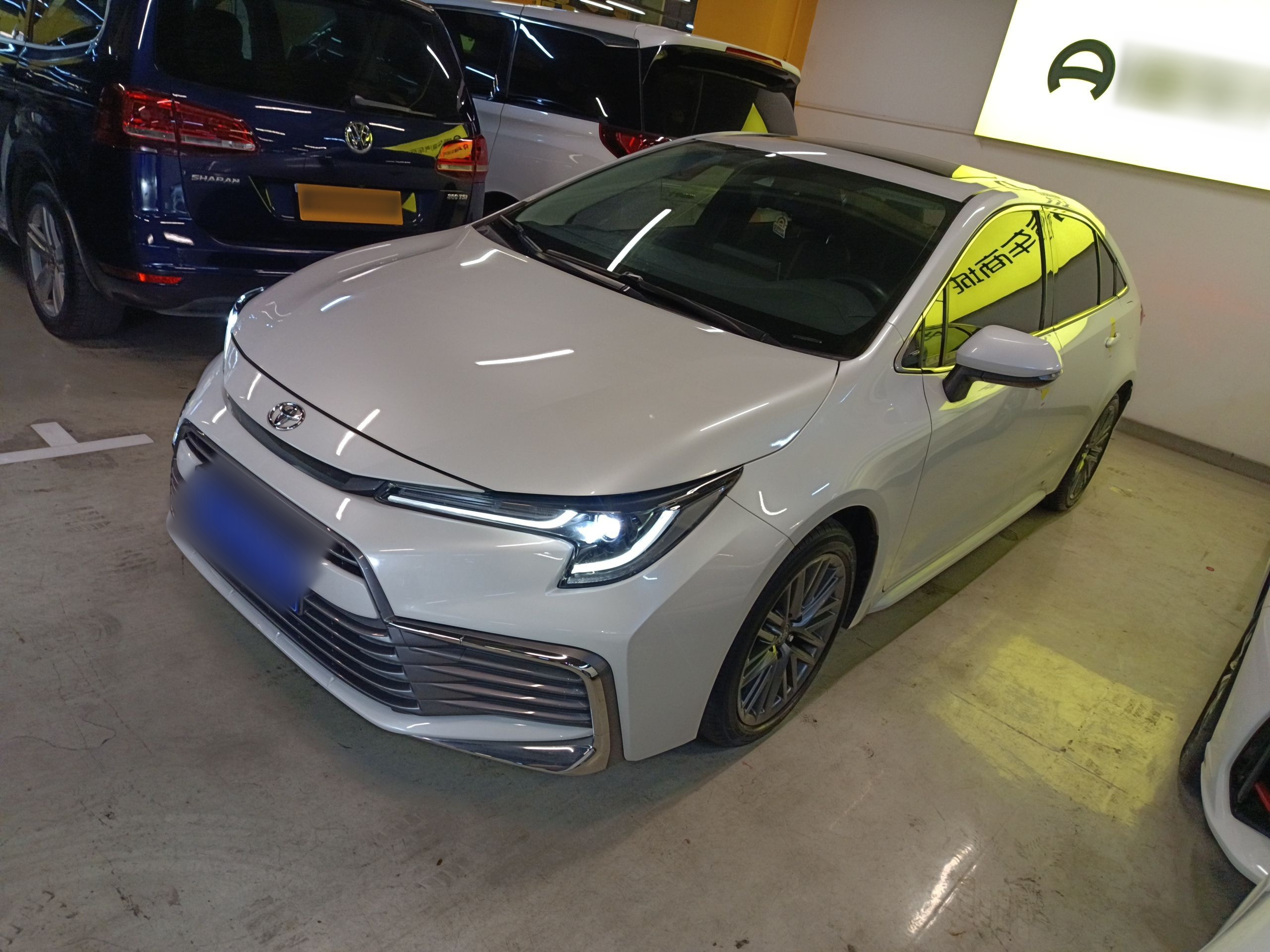 Под передней частью автомобиля